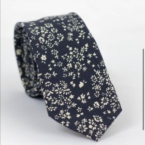 Floral skinny tie